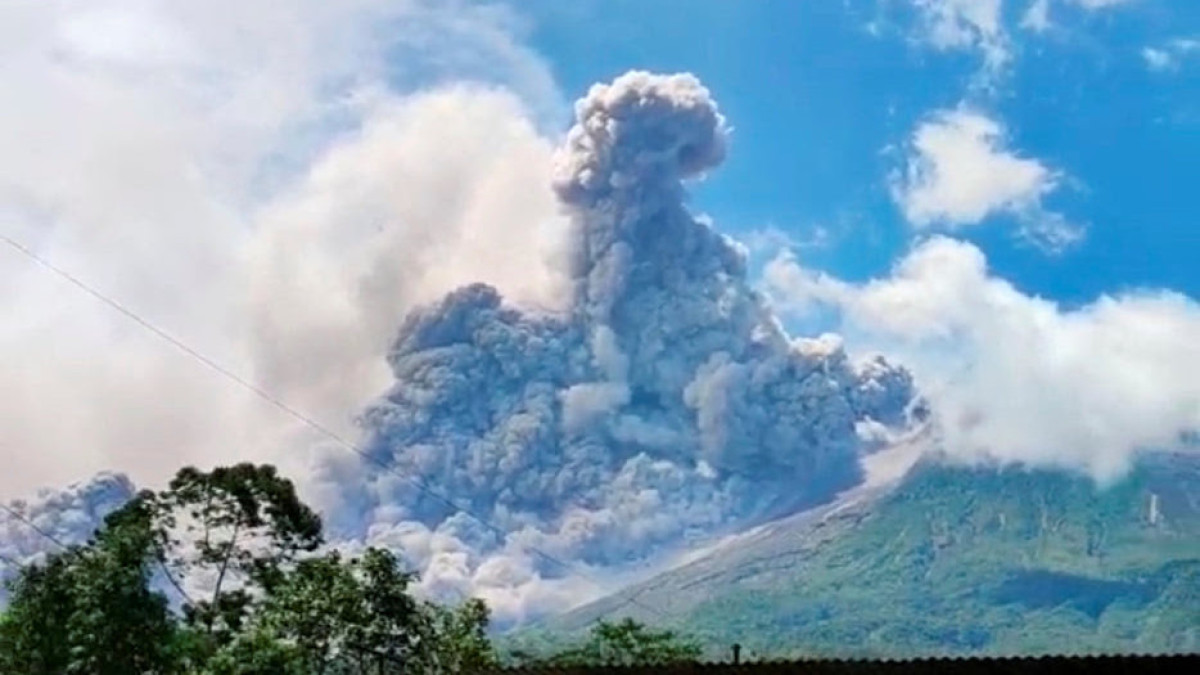 Вулкан-убийца вновь проснулся в Индонезии