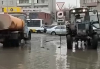 Семей көшелері еріген қар суынан тазартылуда