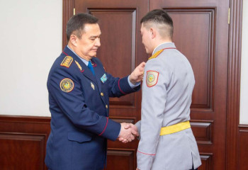 Проявившим мужество при задержании преступников полицейским вручили госнаграды