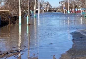 Полицейские помогают в эвакуации жителей затопленных домов Актюбинской области