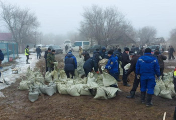 Более тысячи спасателей ликвидируют подтопления в двух регионах страны