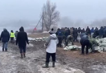 Ақтөбе облысының әкімі су басқан аудан тұрғындарымен кездесті