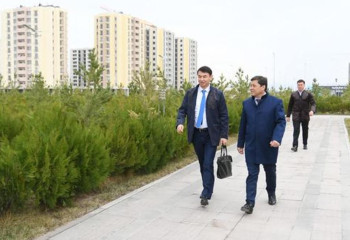 Туркестанские акимы вышли на работу в национальной одежде