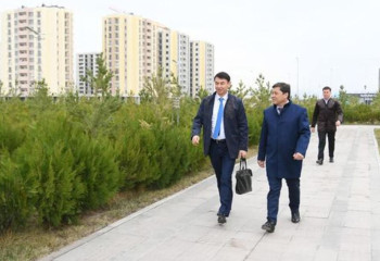 Turkestan akims come to work in national clothes