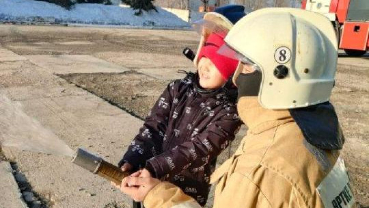Мечту пятилетнего мальчика исполнили пожарные в Усть-Каменогорске