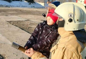 Мечту пятилетнего мальчика исполнили пожарные в Усть-Каменогорске