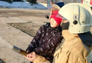 Өскемендік өрт сөндірушілер бес жасар баланың арманын орындады