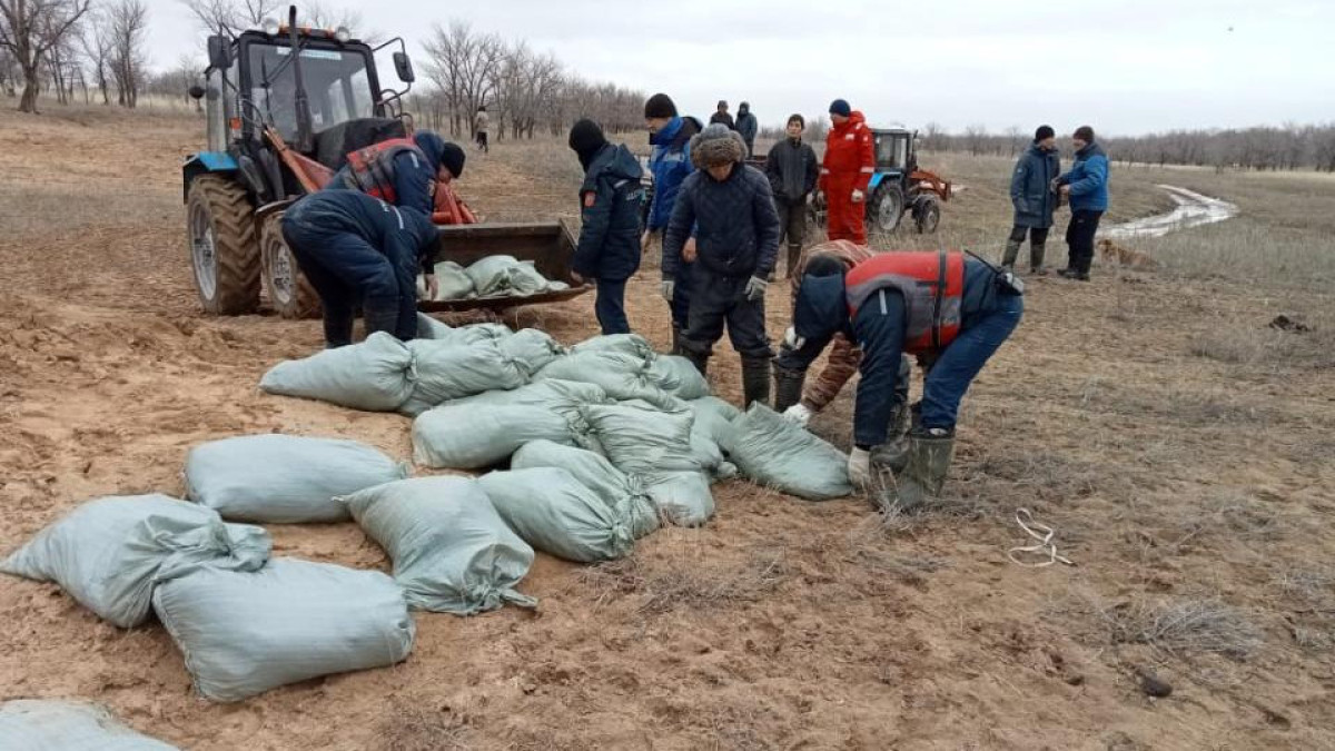 Свыше 450 человек устраняют последствия паводков в Актюбинской области