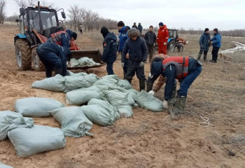 Свыше 450 человек устраняют последствия паводков в Актюбинской области