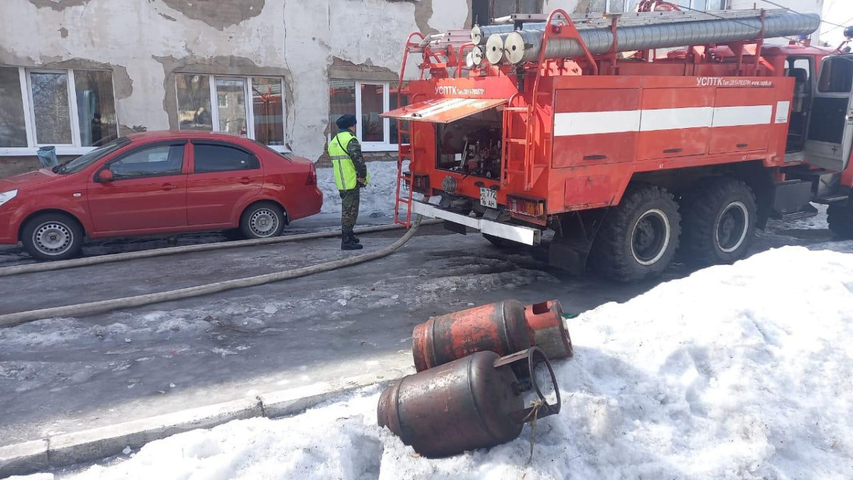 Мужчину спасли из огня пожарные в Усть-Каменогорске