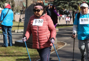 300 алматинских пенсионеров соревновались в скандинавской ходьбе