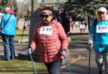 Алматыда 300 зейнеткер скандинавиялық серуендеу турниріне қатысты