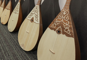 Америкалық оқушы домбырада «Қара жорға» күйін орындады