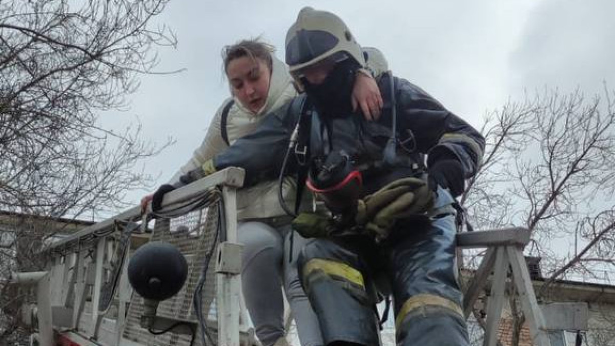 22 человека эвакуировали из задымленных квартир в Экибастузе и Павлодаре