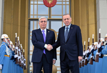 Turkish President Erdogan greets President Tokayev in Külliye residence