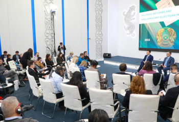 Ерлан Қарин  43 шетелдік журналиспен кездесті