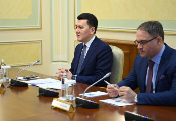 Сайлау-2023: Ерлан Қарин ЕҚЫҰ байқаушыларымен кездесті