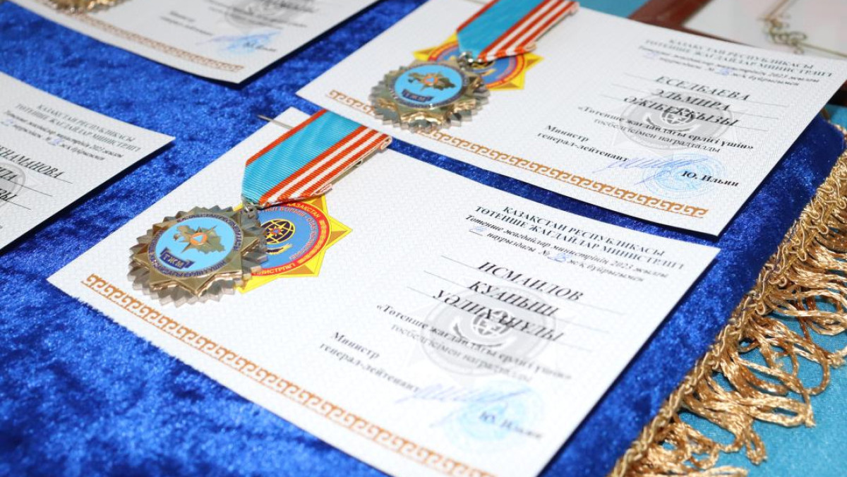 Награды МЧС вручили казахстанцам спасшим семью в Таразе