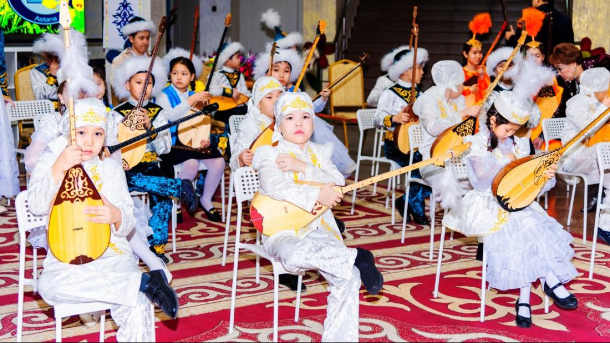 В школах и колледжах Астаны одновременно исполнили казахские кюи