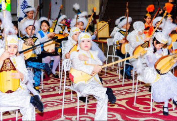 В школах и колледжах Астаны одновременно исполнили казахские кюи