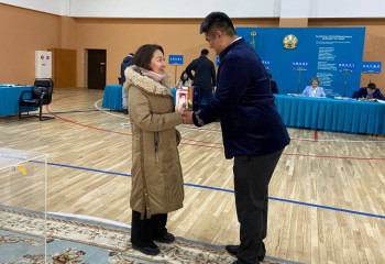 Астанада алғашқы дауыс берген сайлаушыларға сыйлық берілді