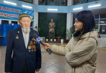 Ветерану первому пришедшему на выборы вручили подарок в Шымкенте