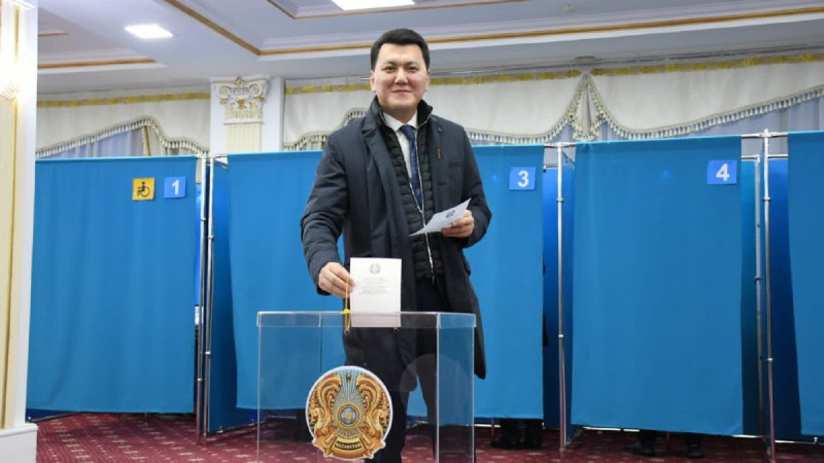 State Counsellor Erlan Karin casts his vote