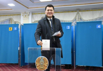 State Counsellor Erlan Karin casts his vote
