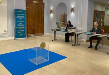 Продолжают открываться участки для голосования казахстанцев в разных странах