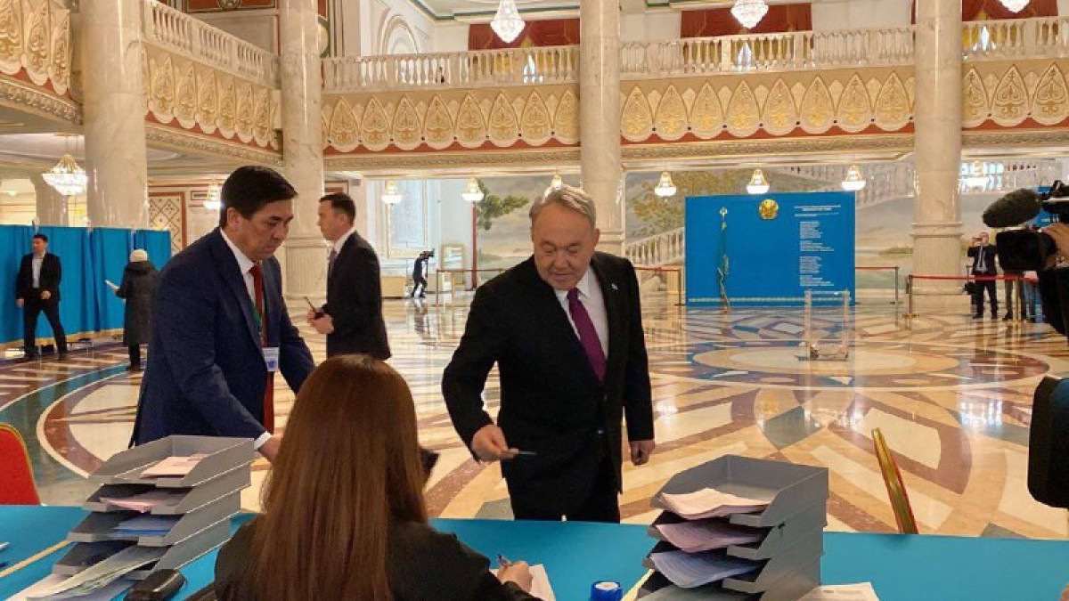 Nursultan Nazarbayev votes at early parliamentary election