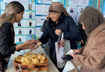 Наурыз коже и баурсаками угощают избирателей в городе Текели