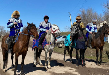 Охотник и коневод из Жетысу прибыл на участок со своими питомцами