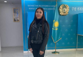 Казахстанка проголосовала на избирательном участке в Сеуле