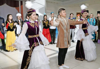 Karaganda students present traditions of nations  celebrating Nauryz