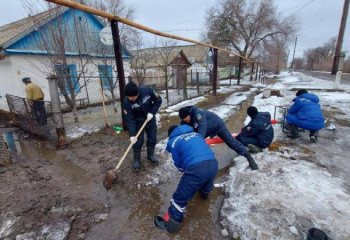 Почти 500 тысяч кубометров воды откачали за неделю в Актюбинской области