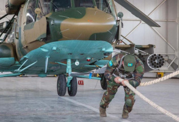 Сотрудник МВД установил рекорд по буксировке боевого вертолета