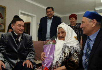 99-летнюю жительницу Акмолинской области навестил в праздник аким региона
