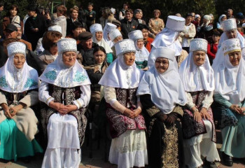 Алматыда ардагерлер мен балаларды  Наурыз мерекесімен құттықтады