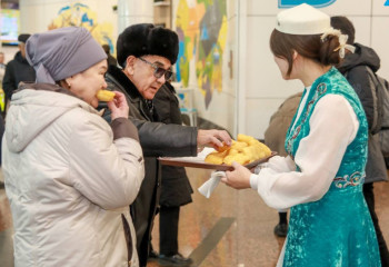 ​​Астана әуежайында 50 келіден астам бауырсақ таратылды