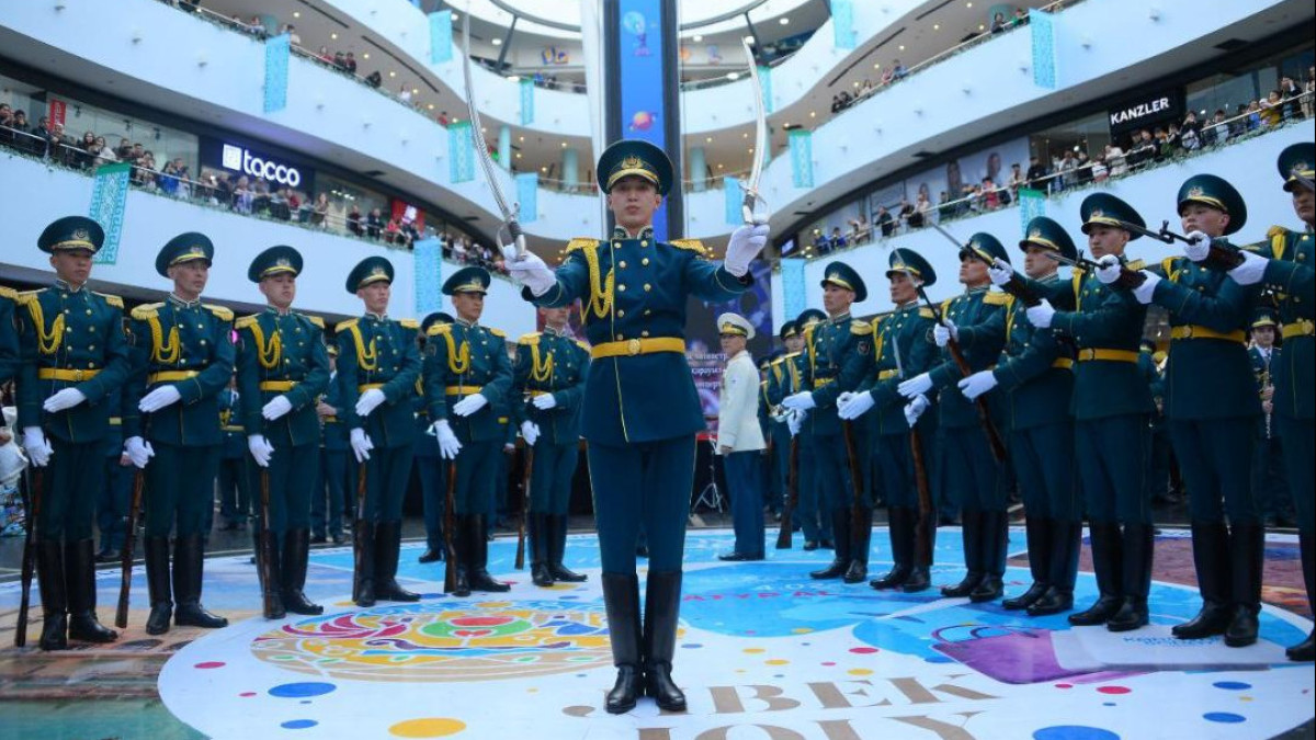 Военные поздравили жителей и гостей столицы с Наурыз мейрамы