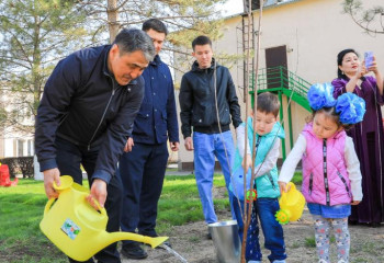 Аким Жамбылской области вместе с малышами из дома ребенка посадил деревья