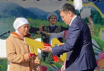 Ключи от нового дома вручили меценаты многодетной матери в селе Сарыозек