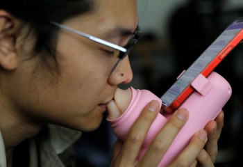 Машину передающую поцелуй на расстоянии изобрели в Китае