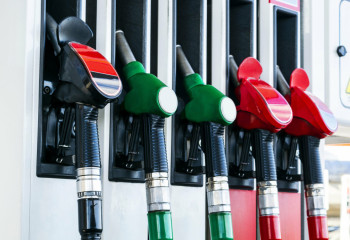 Кейбір өңірлерде жанармай жетіспейді: үкіметте кеңес өтті