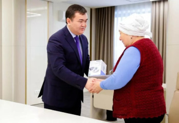 Астана тұрғынына Мемлекет басшысының атынан сыйлық табысталды
