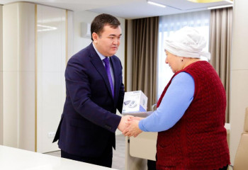 Астанчанке вручили подарок от имени Главы государства