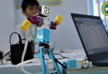 Кентаулық оқушы қара жорға билейтін робот жасады