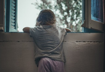 Трое детей выпали из окон многоквартирных домов за неделю