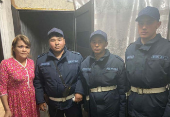 Таразда Ұлттық ұлан жауынгерлері тұрғындарды өрттен құтқарды