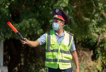 Жолға таласқан: Алматыда жүргізушілердің бірі екіншісіне оқ атты